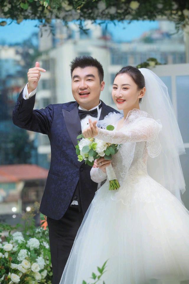 何雯娜梁超办"云婚礼",妻子成最美新娘,老公抱女儿超开心