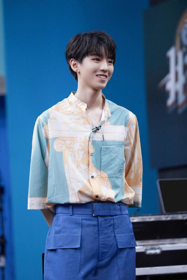 20岁男生别着急穿白衬衫,试试王俊凯的"少年衫",阳光帅气洒脱