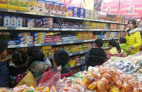 3岁男孩在超市捏碎方便面,被工作人员制止,妈妈的反应让人堪忧休闲区蓝鸢梦想 - Www.slyday.coM 3岁男孩在超市捏碎方便面,被工作人员制止,妈妈的反应让人堪忧休闲区蓝鸢梦想 - Www.slyday.coM