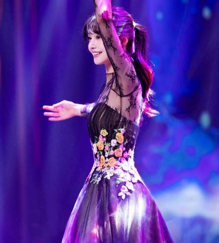 郑爽穿晚礼服跳芭蕾,抬起手臂的那一瞬间,"珍珠腋窝"太真实