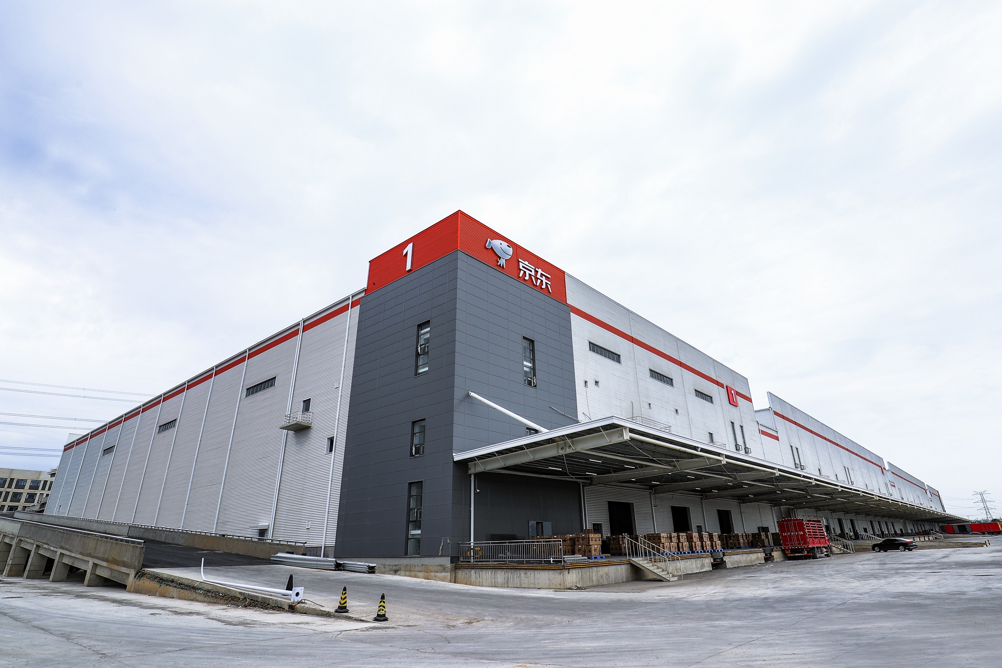 另外,京东物流在全国有730多个仓库,存储面积超过了1700万平方米,提前