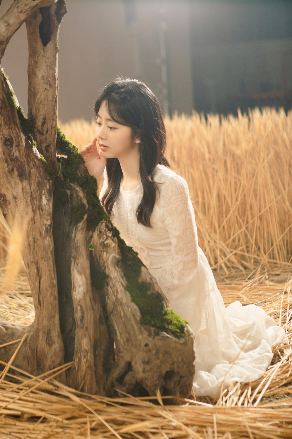 不愧是26岁演高中生的人谭松韵穿白色蕾丝裙跟小女孩一样嫩