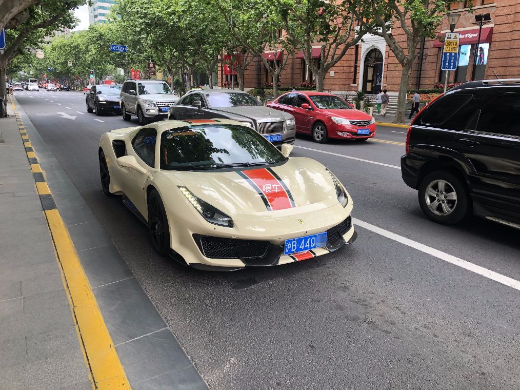 蒋鑫开法拉利上街车牌特意选带4的旁边的劳斯莱斯被吸引