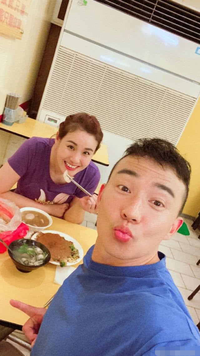再看刘畊宏晒出的照片,他先是晒出与老婆王婉霏的甜蜜合照.