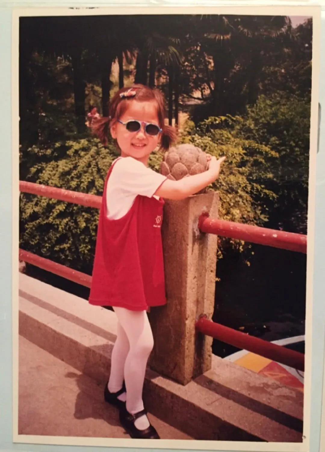 肉嘟嘟的小脸蛋,白白净净的,一双水汪汪的大眼睛镶嵌在脸上,鼻子挺拔