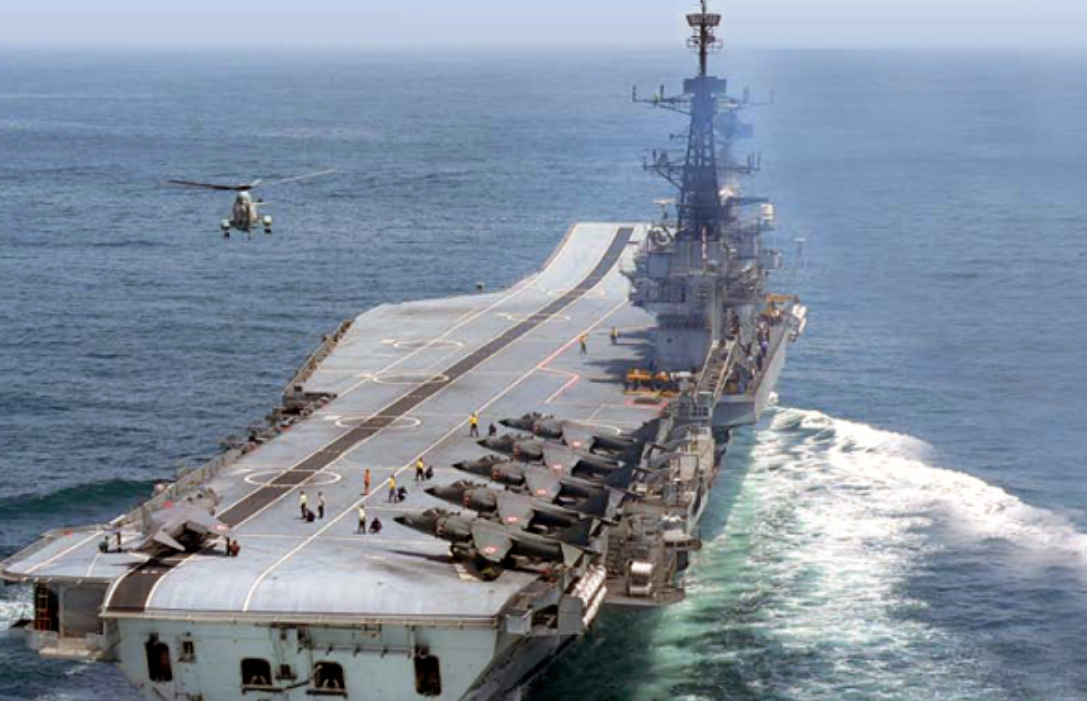 印度国产航母开始试航,甲板堆满易燃物品,稍有不慎就舰毁人亡