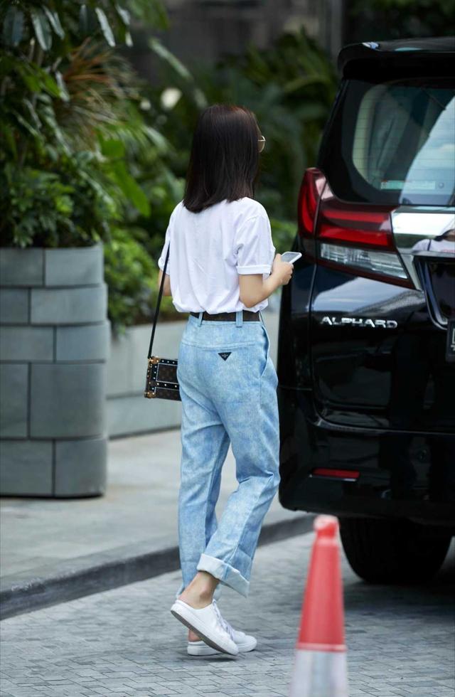 有一种低调的高级感,叫王智穿白t恤配牛仔裤,舒适洋气又养眼