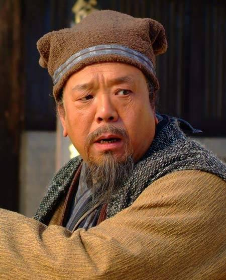 他是实力派老戏骨,曾演刘星爸爸走红,如今两鬓斑白片场吃饼