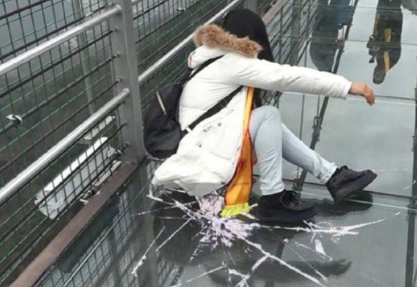 安徽有座玻璃桥,突然"碎裂"吓哭游客,工作人员却很淡定