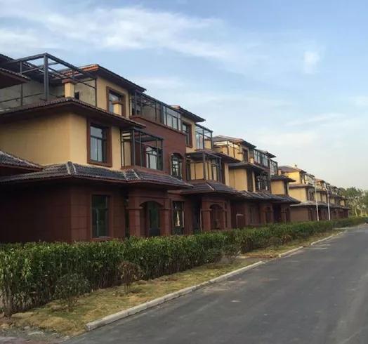 村也就是农民集中居住区改造共分为三期,其中前两期已建成261栋小别墅