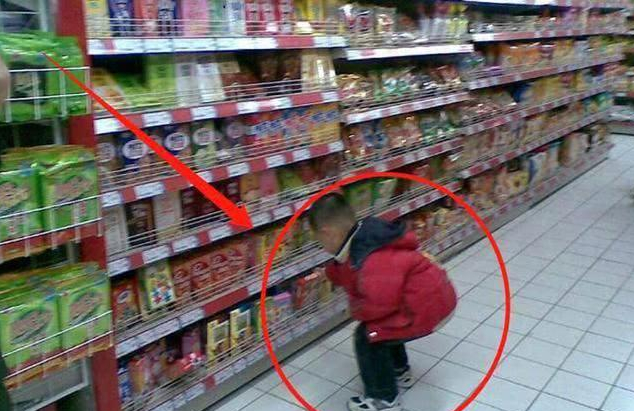 3岁男孩在超市捏碎方便面,被工作人员制止,妈妈的反应让人堪忧休闲区蓝鸢梦想 - Www.slyday.coM 3岁男孩在超市捏碎方便面,被工作人员制止,妈妈的反应让人堪忧休闲区蓝鸢梦想 - Www.slyday.coM