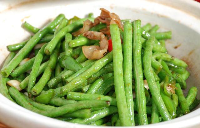 炒豆角第一步别放油,学会这1招,豆角翠绿清脆,还更入味