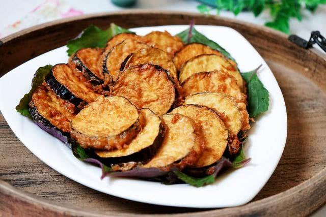 鲜嫩茄子来一根,做成软炸茄饼,外焦里嫩特下饭,口感可比肉香