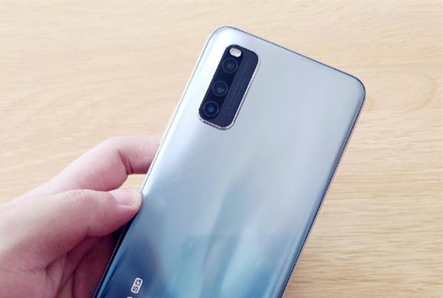 两千元内性能王者iqooz1手机小钢炮体验性价比太高了