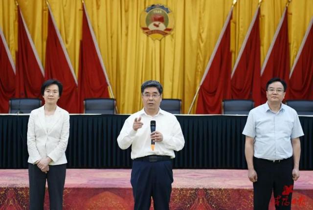 6月1日晚,咸阳市委书记岳亮,市长卫华,市政协党组书记汪文展,市委副