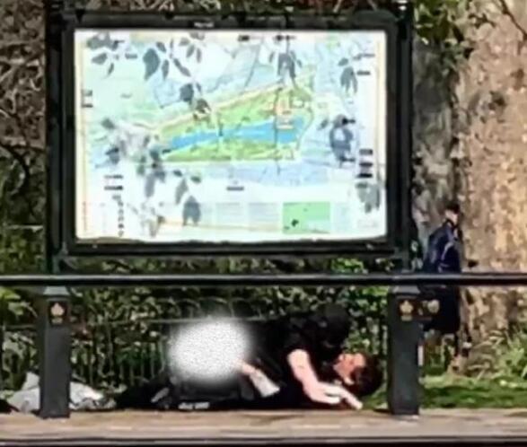 英国情侣难改疫情陋习,在公园光身负距离接触,无视大人小孩围观