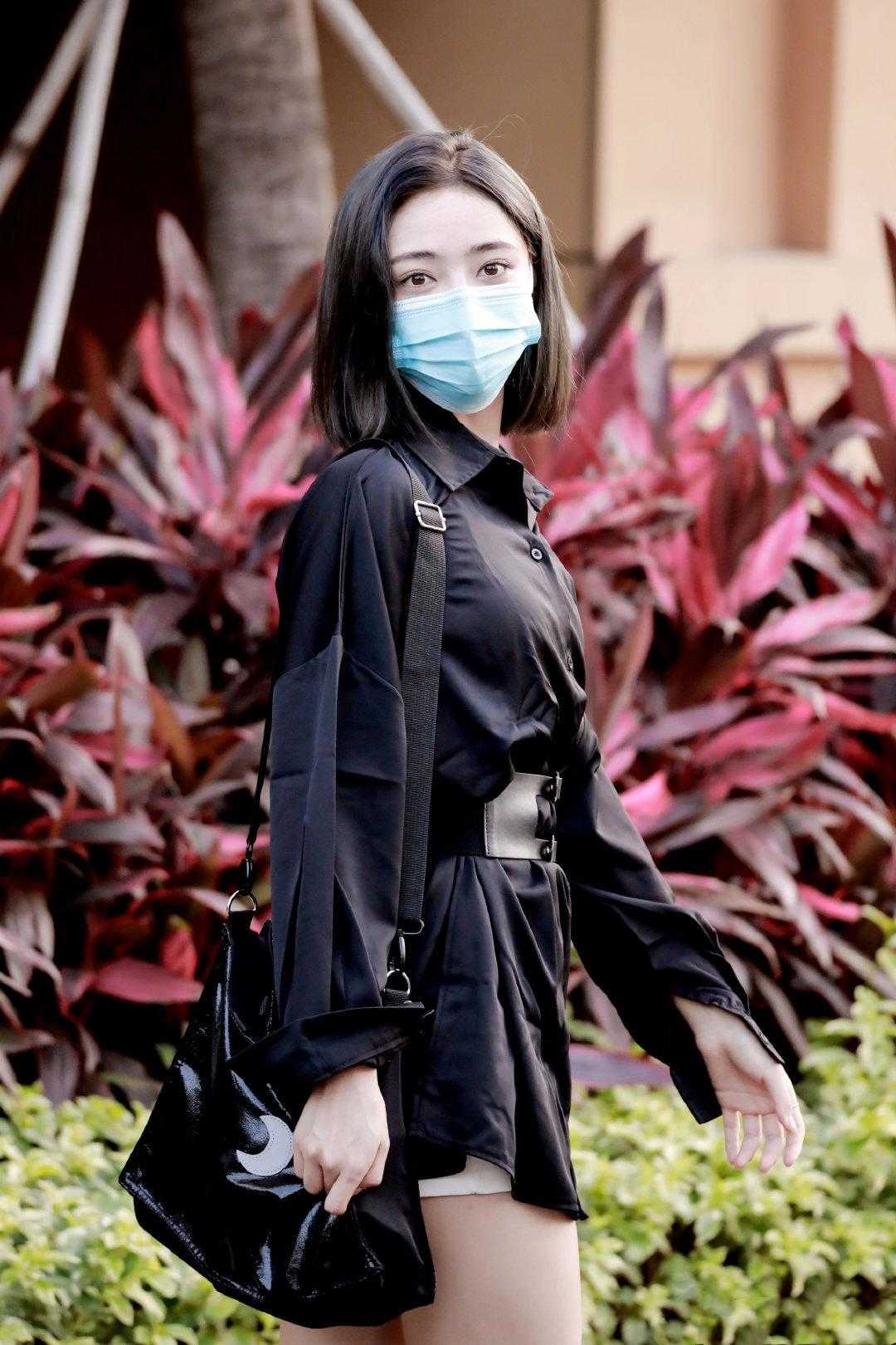 许佳琪穿黑衬衫太有"高冷范",黑衬衫配腰带霸气冷艳,高级精致