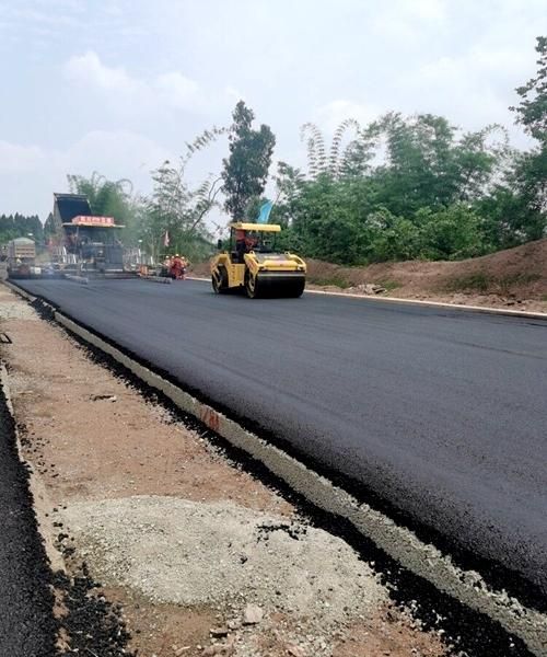 成资渝高速公路路基,桥梁基本完成,预计今年底通车