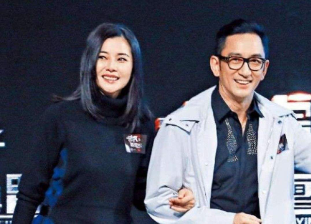 56岁吴启华近况曝光,经历两段失败婚姻,如今却因不当言论道歉