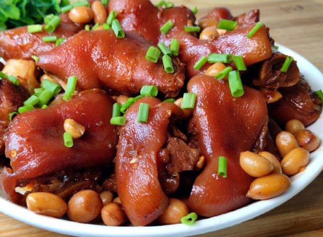 飘香的花生炖猪脚,加入一点山楂后,肥而不腻吃着真过瘾