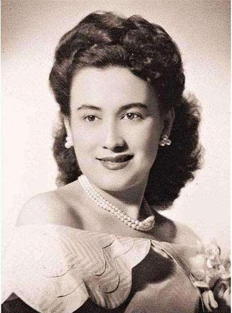 58岁何超雄年轻时也好看,齐肩卷发穿一件印花裙,美得光彩照人