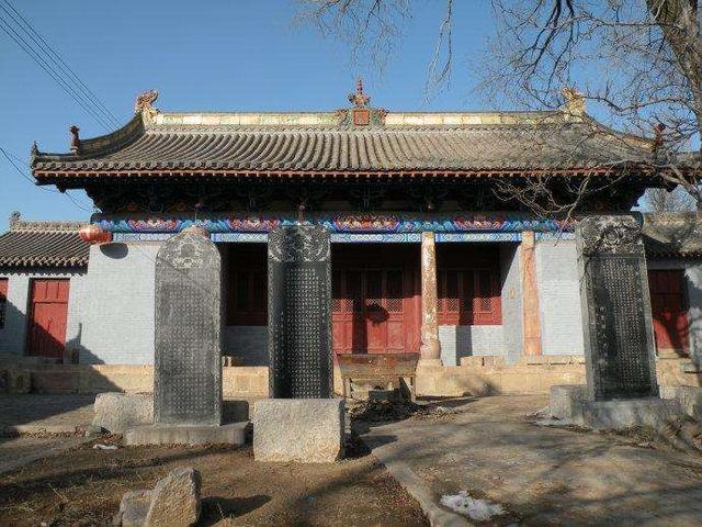 羊头山还有炎帝陵,还有故关炎帝行宫,高平炎帝庙等建筑古迹,这些都是