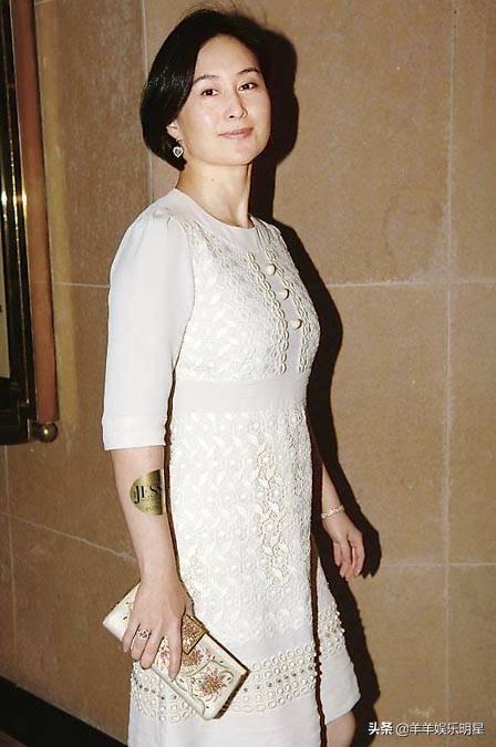 56岁何超琼近照,气质好短发干练,一件珠宝就要上百万