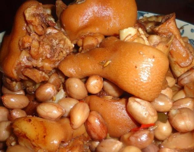 飘香的花生炖猪脚,加入一点山楂后,肥而不腻吃着真过瘾