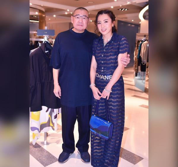 刘銮雄妻子甘比晒近照41岁皮肤光滑白里透红脸真的太显小了