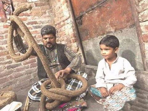 印度 通天绳 的魔术之谜 绳子一抛笔直如线 小孩轻松就能爬上去