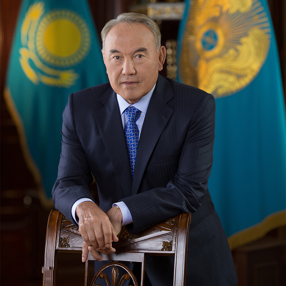 哈萨克斯坦独立后的首任总统好到人民主动给予他无限连任的权利