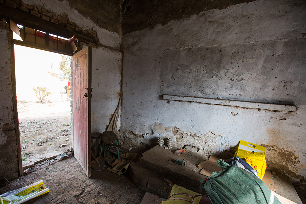 由于没有住的地方,参加演出的人员都是住在这所由学校改建成的破庙内.