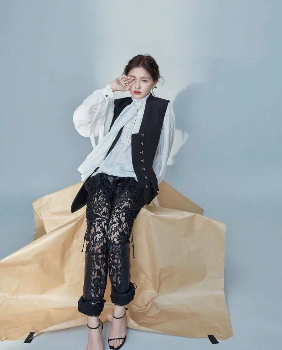 15年大s就这么会穿,一袭抹胸长裙,脖子上戴手表高级又时尚