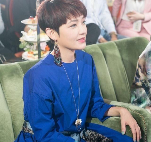 范晓萱真有42岁蓝色连身裙配利落短发俏皮可爱