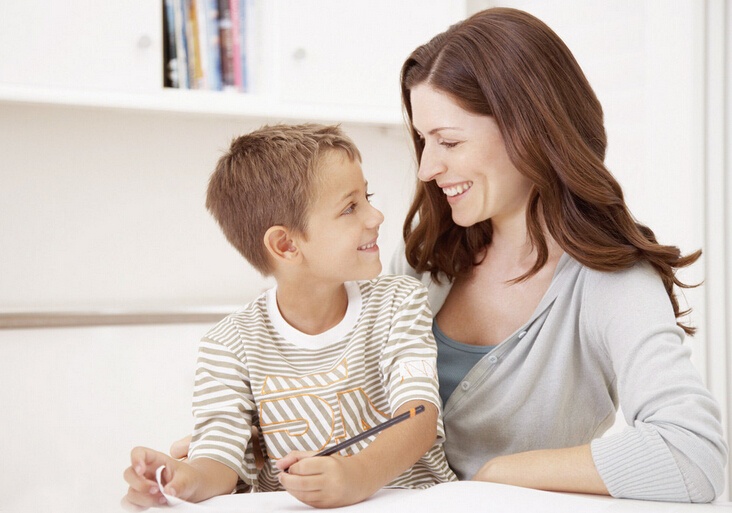 3岁男孩在超市捏碎方便面,被工作人员制止,妈妈的反应让人堪忧休闲区蓝鸢梦想 - Www.slyday.coM 3岁男孩在超市捏碎方便面,被工作人员制止,妈妈的反应让人堪忧休闲区蓝鸢梦想 - Www.slyday.coM