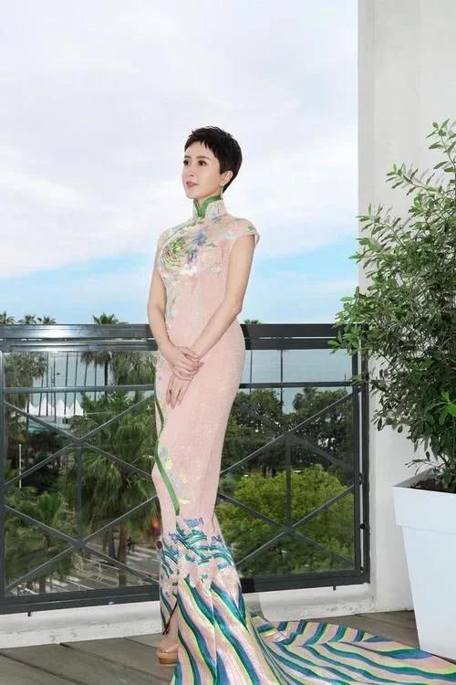 金巧巧携女儿在国外走红毯,穿同款拖地旗袍配短发