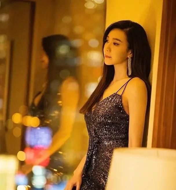 周韦彤真敢穿,深v吊带裙勒出"沙漏"身材,不愧是冠军模特出身