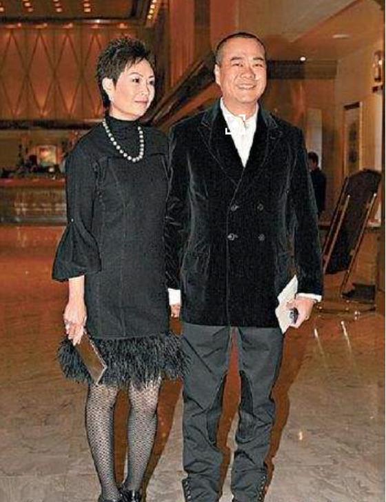 赌王孙女婿欧阳震华,穿丝绒西装身型壮实,紧牵着老婆笑得好开心__财经