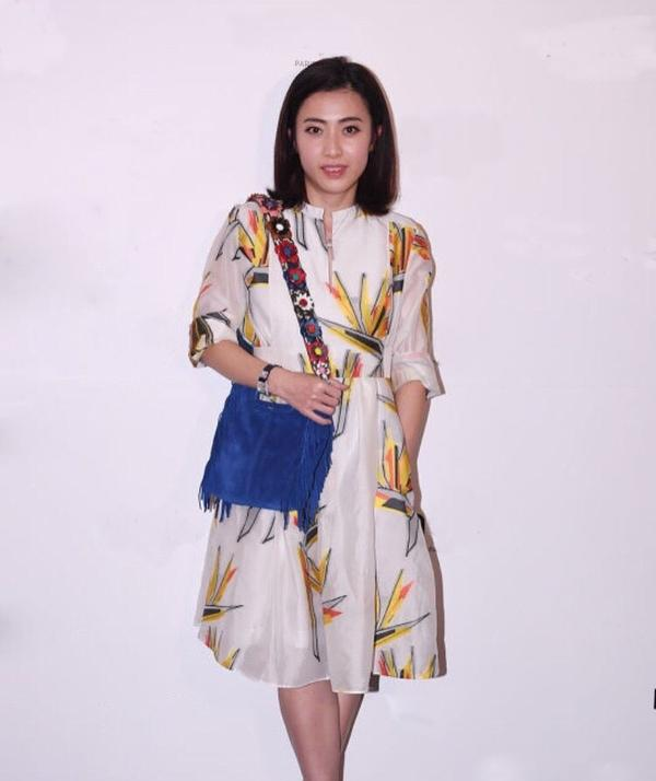 刘銮雄妻子甘比晒近照41岁皮肤光滑白里透红脸真的太显小了