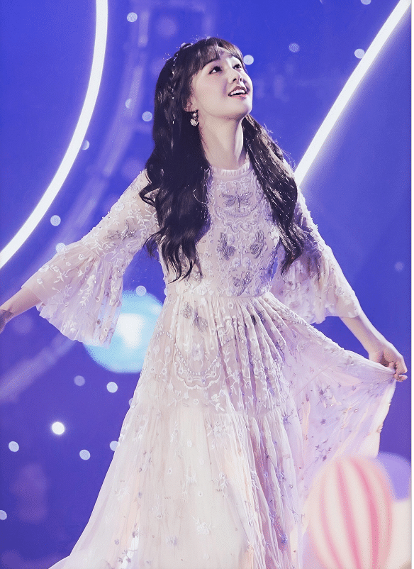 郑爽穿晚礼服跳舞上热搜!体态进步很多,梦回十周年生日会