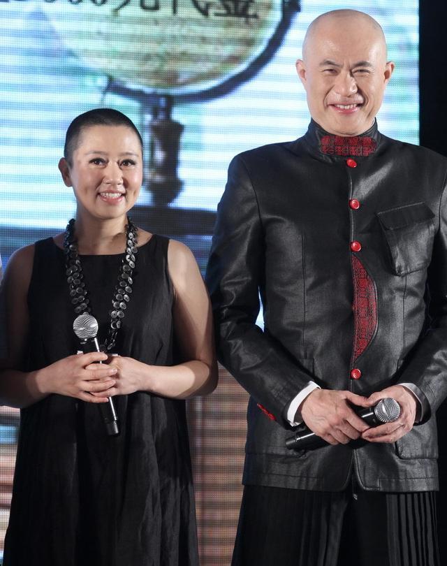 难得看到平时一脸凶样的徐锦江,在老婆面前笑得像个小孩子,连站姿都