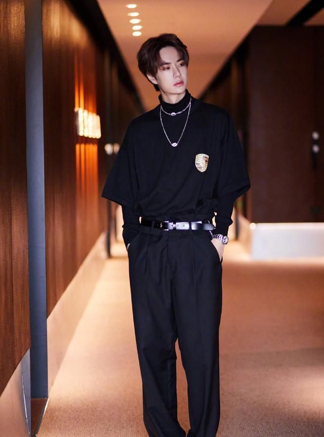 王一博穿球鞋上热搜!最节俭的明星鞋头