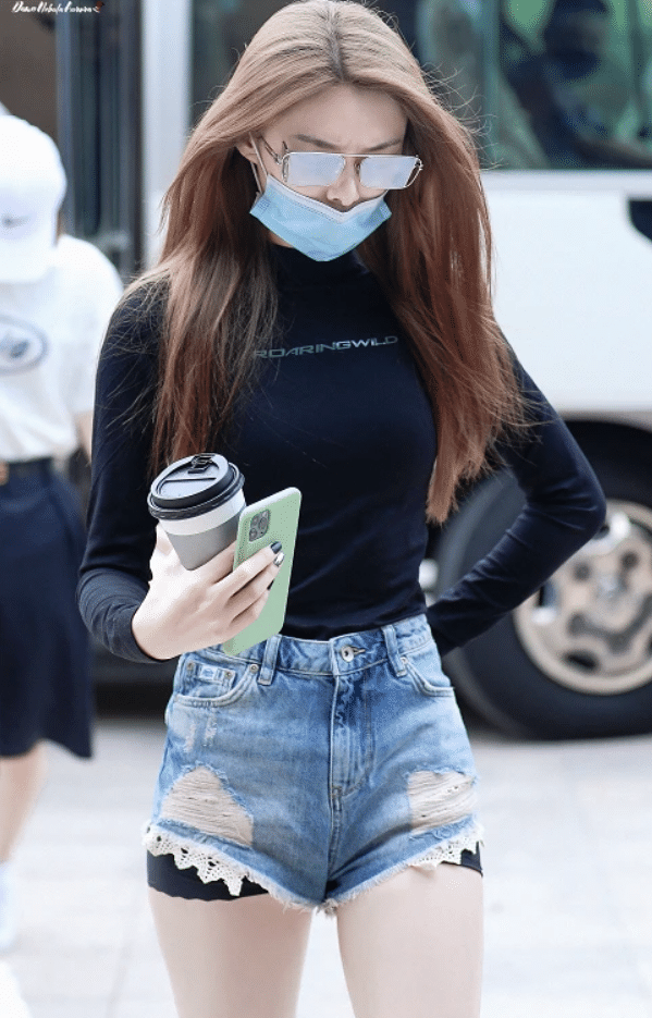 傅菁的"安全裤"不仅仅为了防走光,凹起造型来更显得个性吸睛