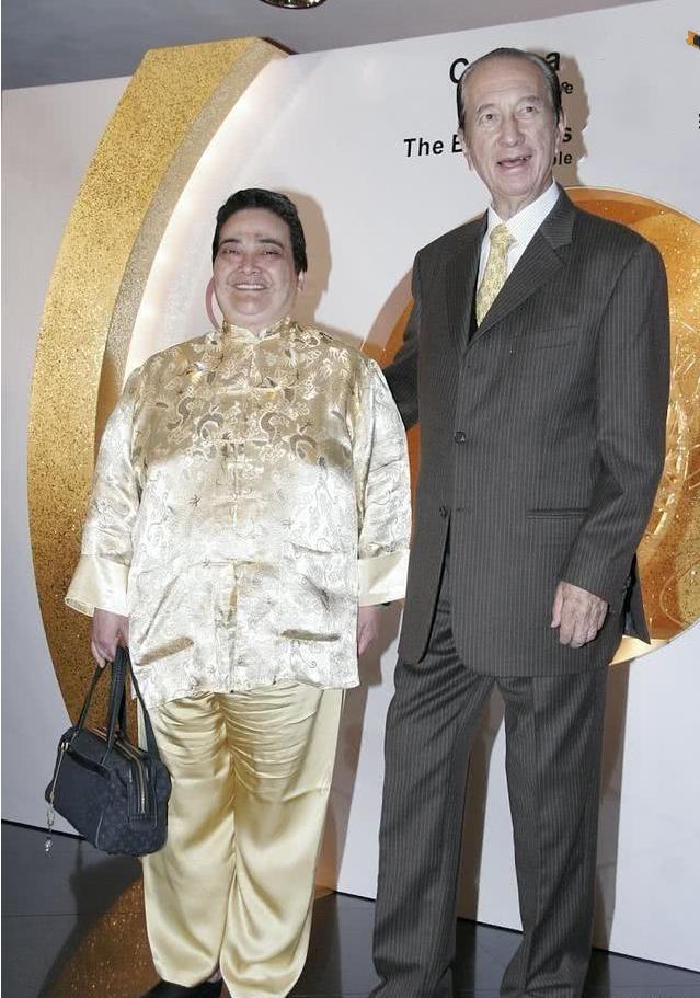 58岁何超雄年轻时也好看,齐肩卷发穿一件印花裙,美得光彩照人