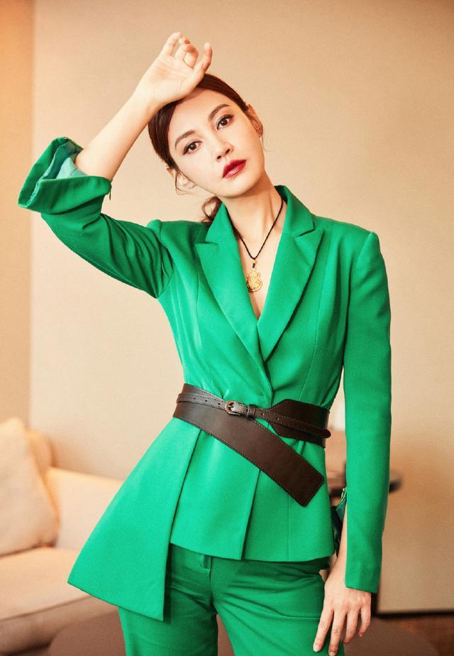 41岁杨雪自拍嘟嘴卖萌,五官脸型大变样