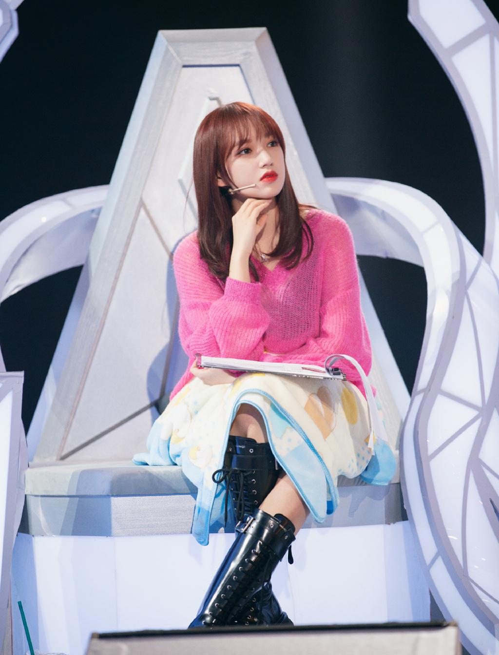 程潇修身上衣配百褶裙,"漫画腿"都没有了