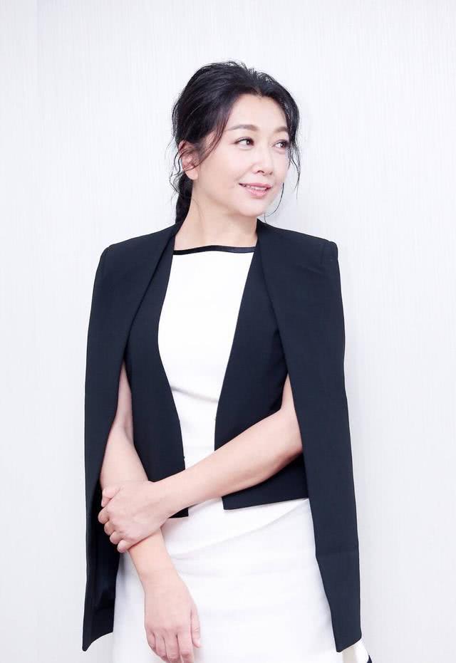 扎起麻花辫的"江珊"瞬间年轻20岁!连带着穿搭都洋气,美腻了