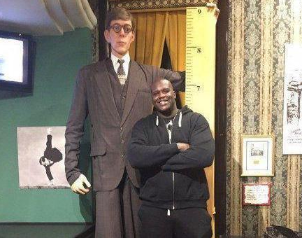 亲自看照片才敢信,世上有6人合影碾压300斤奥胖,超级巨人2米72