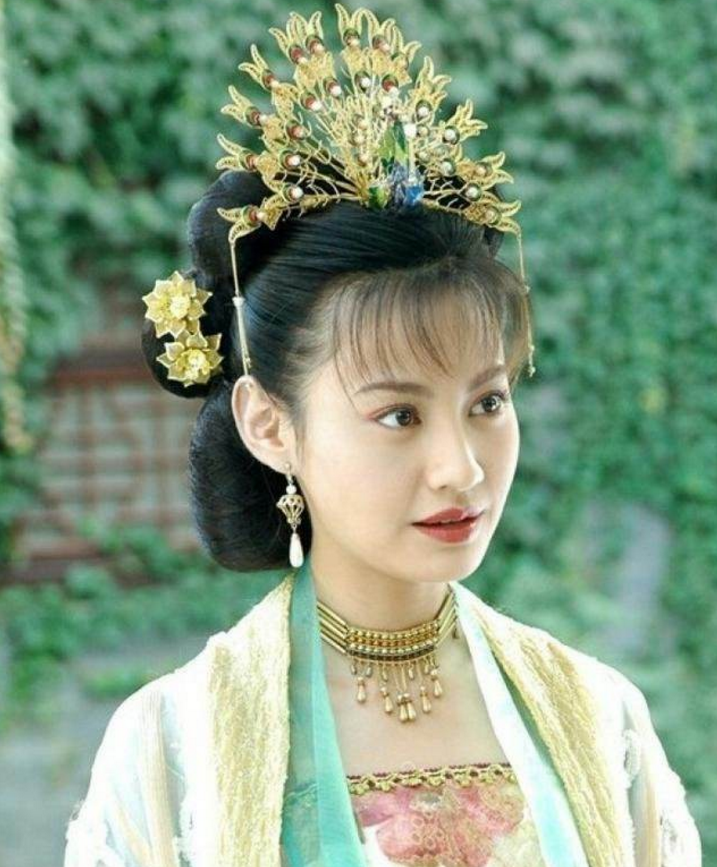 江玉燕加盟皓衣行杨雪晒古装照角度清奇微笑唇抢镜疑整容