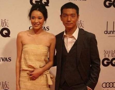 曾有传言说邢佳栋的妻子是知名模特包海青,但这一传言随着包海青在